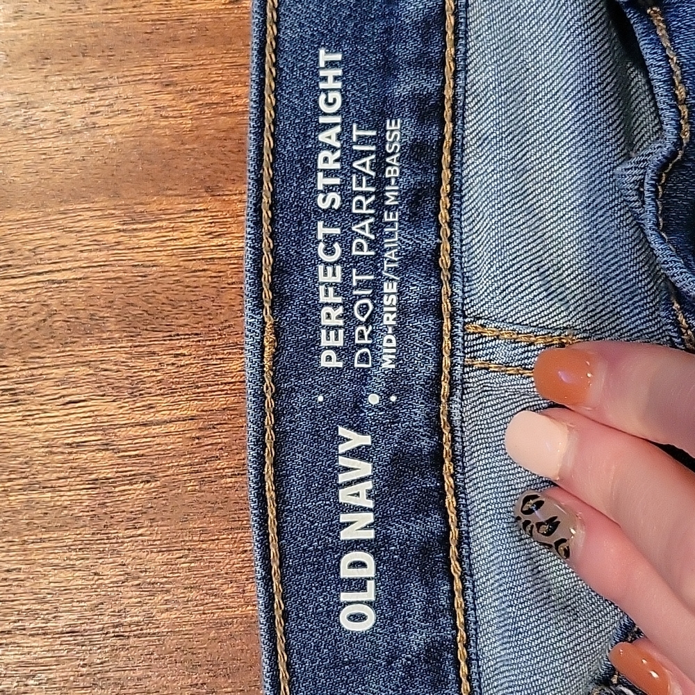 Womens Stretchy Straight leg Jeans from Old Navy. Size 2. - Picture 2 of 4